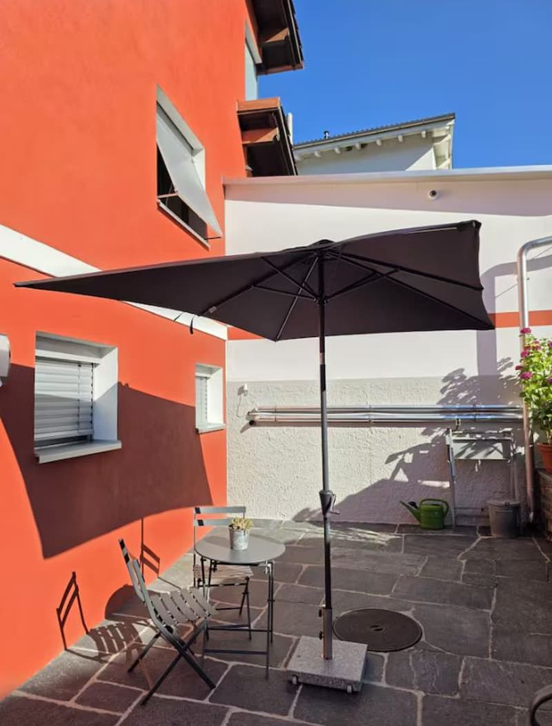 Bilocale ristrutturato con terrazza, ingresso indipendente e parcheggio incluso a Losone – disponibile per soggiorni di media durata da novembre fino a metà/fine marzo. (18)
