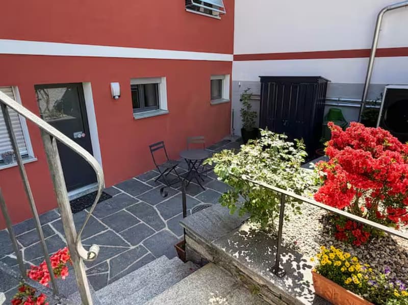 Bilocale ristrutturato con terrazza, ingresso indipendente e parcheggio incluso a Losone – disponibile per soggiorni di media durata da novembre fino a metà/fine marzo. (20)