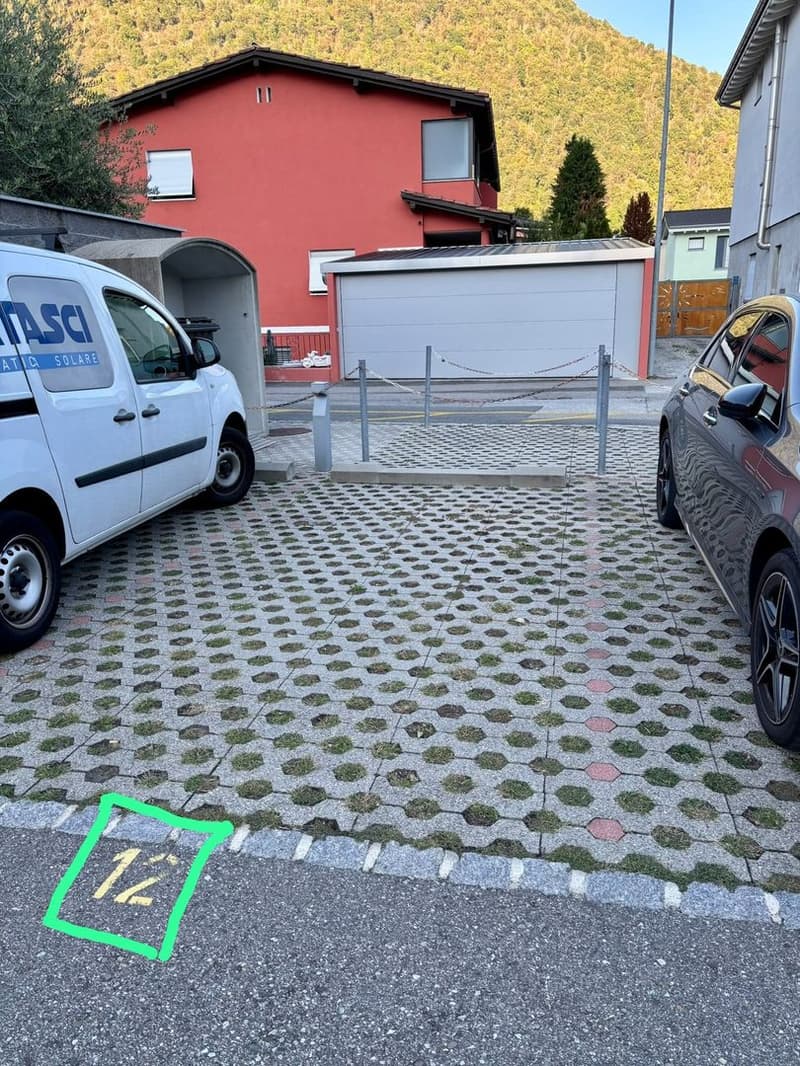 Bilocale ristrutturato con terrazza, ingresso indipendente e parcheggio incluso a Losone – disponibile per soggiorni di media durata da novembre fino a metà/fine marzo. (21)