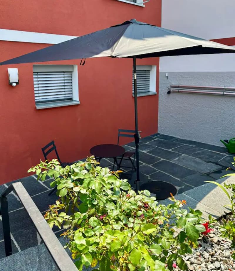 Bilocale ristrutturato con terrazza, ingresso indipendente e parcheggio incluso a Losone – disponibile per soggiorni di media durata da novembre fino a metà/fine marzo. (17)