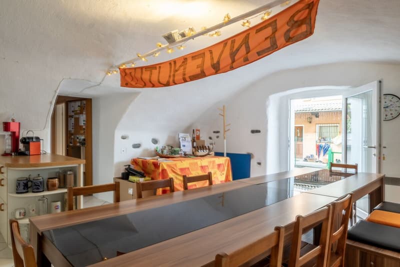 CUGNASCO - Mehrfamilienhaus mit großen Wohnflächen (10)