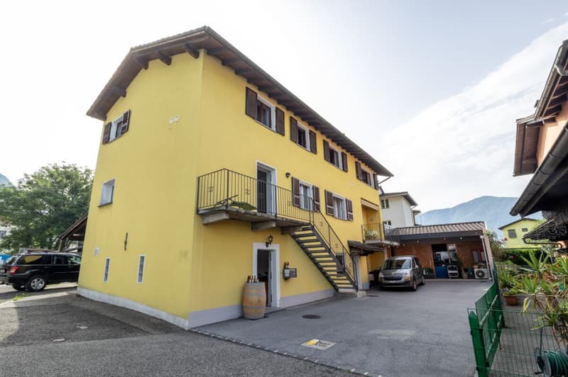 CUGNASCO - Mehrfamilienhaus mit großen Wohnflächen (2)