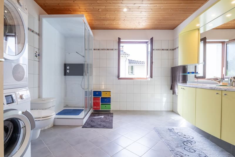 CUGNASCO - Mehrfamilienhaus mit großen Wohnflächen (6)