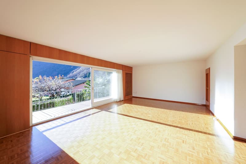 Zweifamilienhaus mit Garten und Aussicht in Gnosca (3)