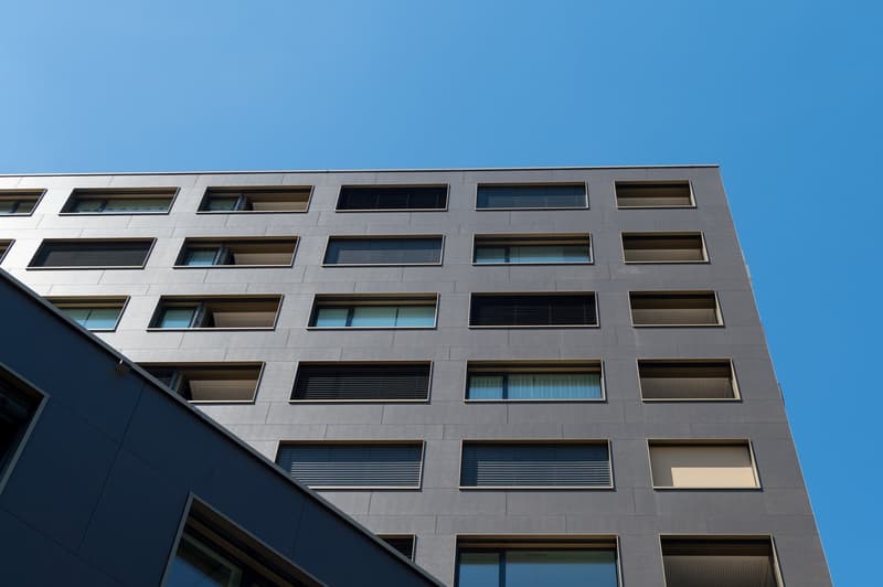Mitten im Leben: 2.5 Zimmerwohnung mit Loggia, urban & grosszügig (1)
