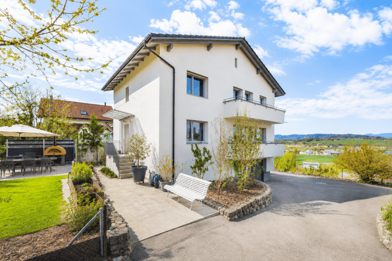 Exclusive living experience with a far-reaching view: Modernized spatial wonder in Belp (1)