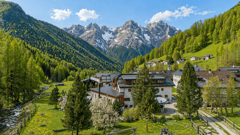 EINMALIGE CHANCE: Crusch Alba - betriebsbereites Hotelensemble in S-Charl (1)