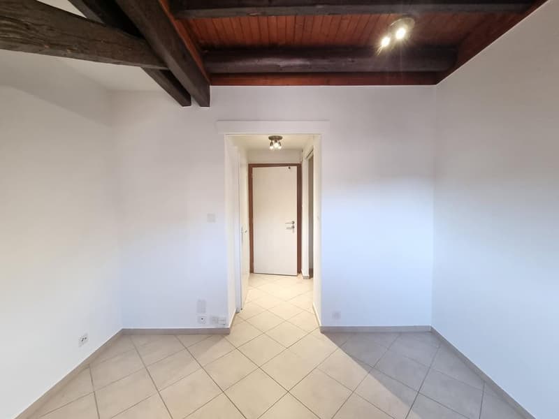 Live two steps from the city, in a quiet neighborhood (2)