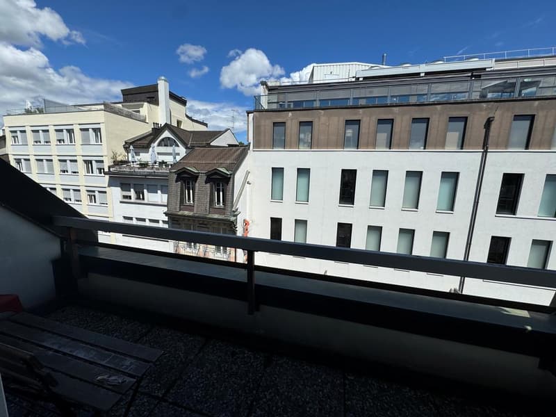 Super bright 2.5-room apartment in the heart of Lausanne (2)