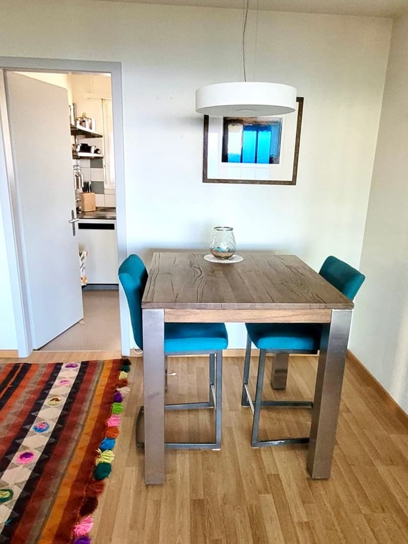 Charmante 4.5-Zimmer-Wohnung mit See und Bergblick in Heiligenschwendi (7)