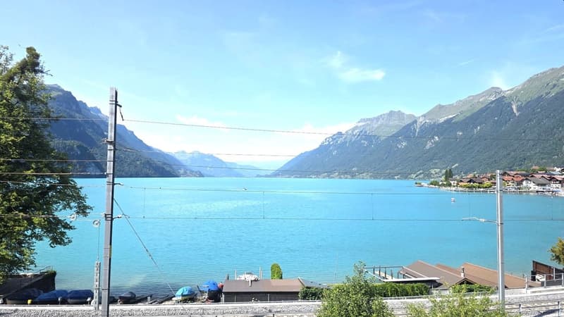 Charmant appartement mansardé de 3,5 pièces avec vue imprenable sur le lac et les montagnes à Brienz (1)