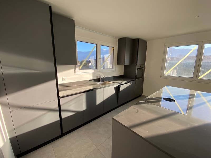 Modern kitchen, with granite countertops, double sink, integrated dishwasher, gas stove, built-in oven, large windows, view
