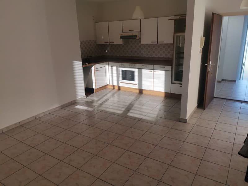 Bright 2-room apartment in Lumino, available immediately (2)