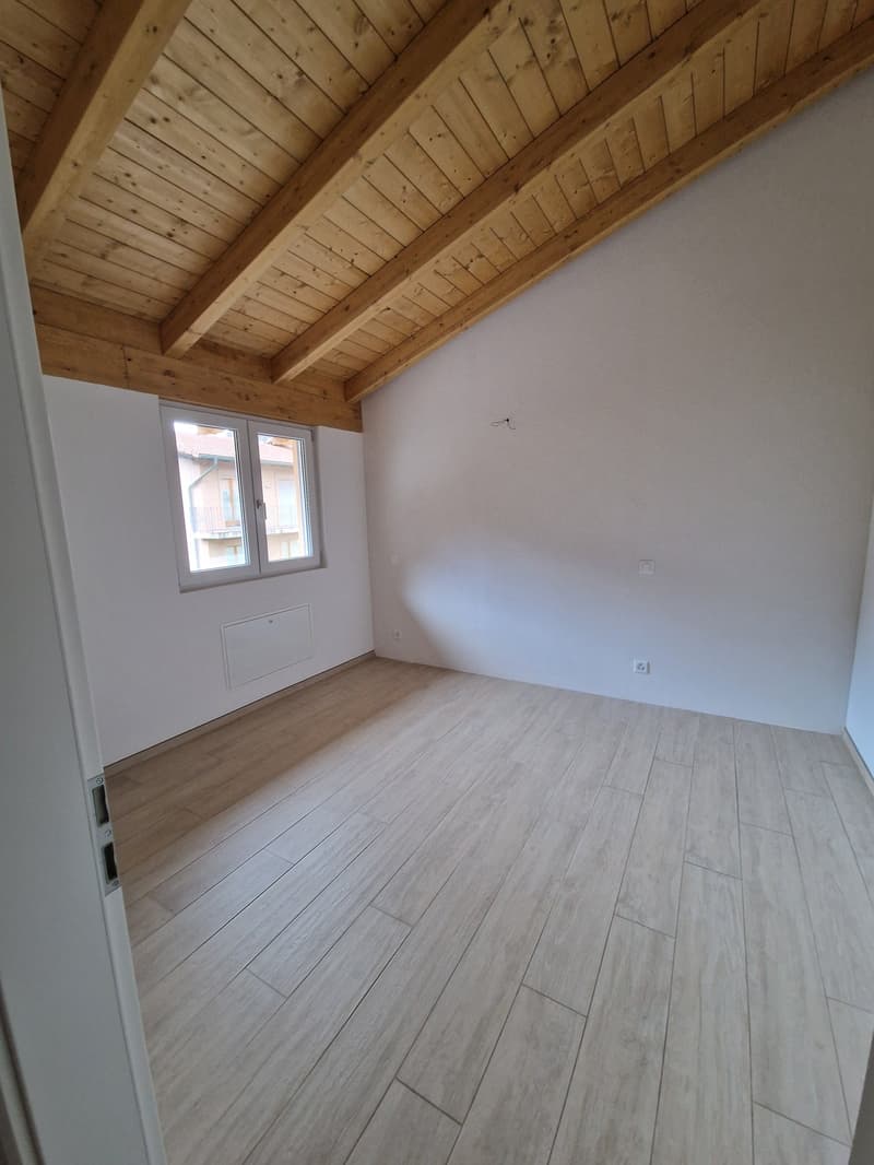 empty room, wooden floor, white walls, wooden ceiling, window