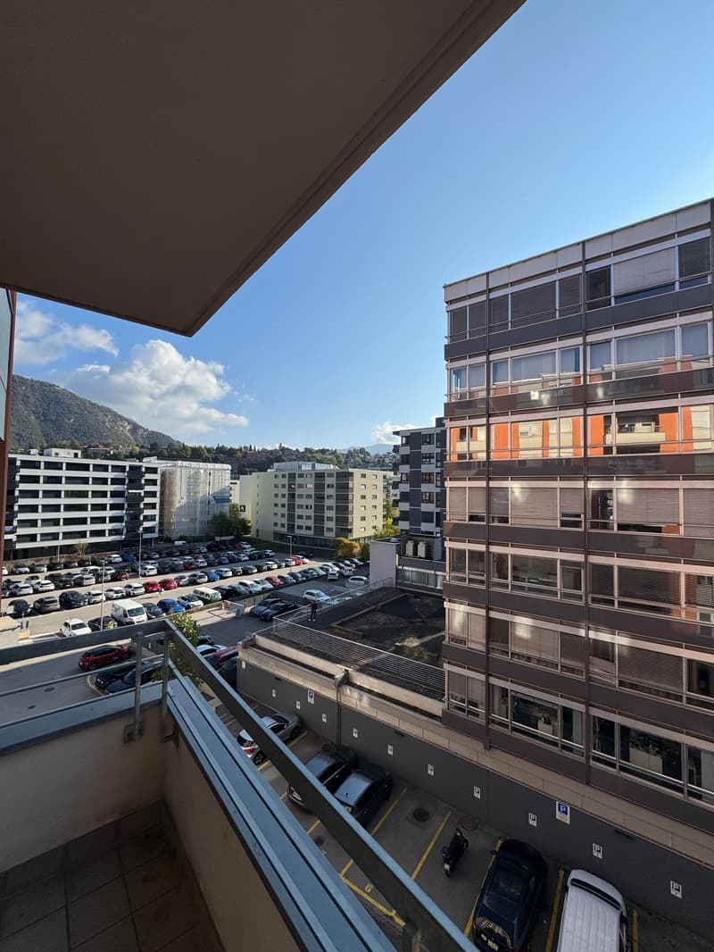 Luminoso appartamento di 2 1/2 locali con balcone e vista sulle montagne a Chiasso (1)