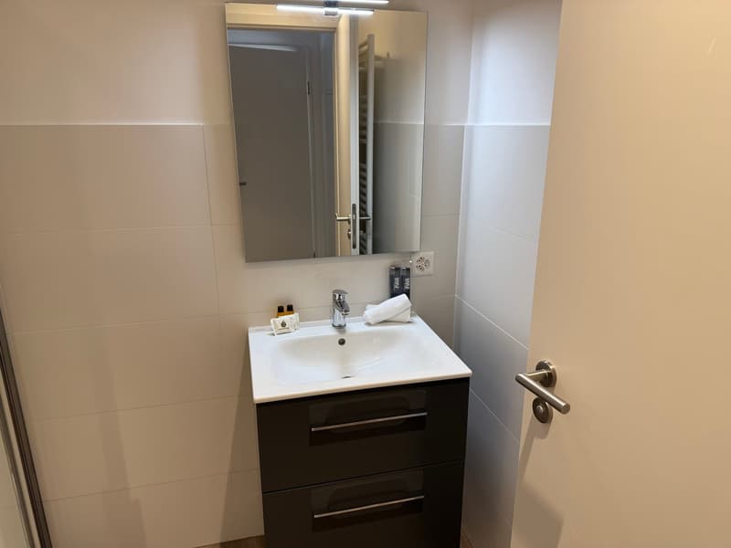 Monolocale arredato moderno a Riazzino – disponibile subito (2)