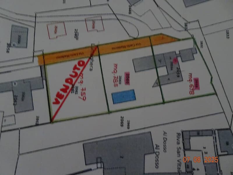 Plot marked as VENUTO, surrounded by other plots, roads and streets, measurement lines are drawn