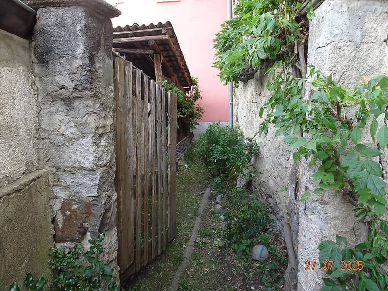 Abitazione da ristrutturare e terreni annessi (9)