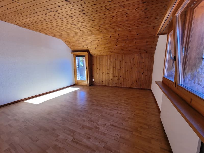 grosszügige 3.5-Zimmer-Dachwohnung in Tamins mit Cheminée! (11)