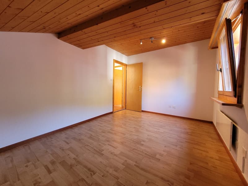 grosszügige 3.5-Zimmer-Dachwohnung in Tamins mit Cheminée! (10)