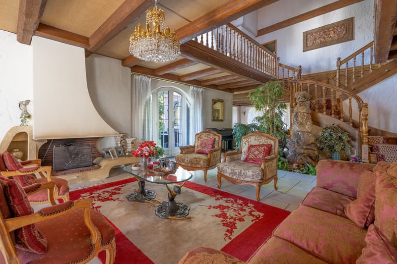 Exceptional property with spectacular volumes, 1 minute from the lake! (6)