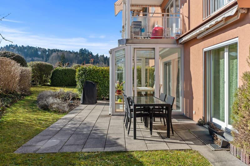 Garden lovers take note - Idyllic 4.5-room apartment in Oetwil am See (1)