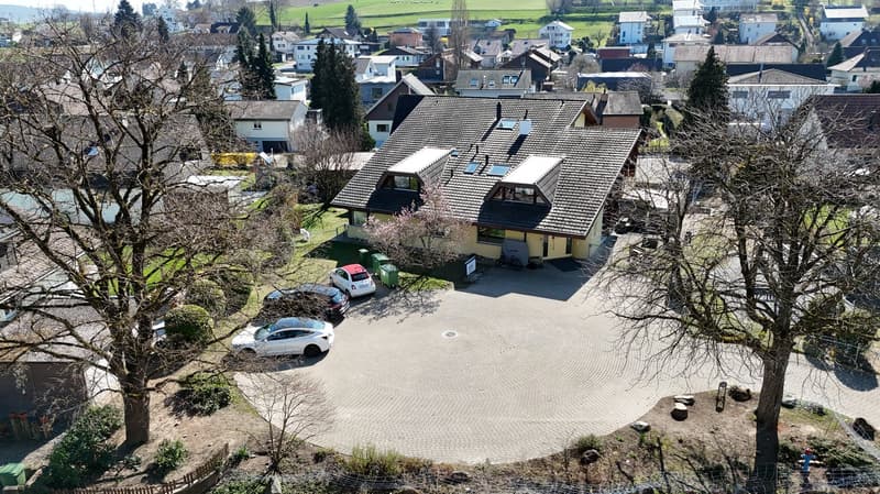 Charming residential and commercial property in a central location in Gurmels (2)