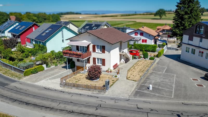 Charmantes Zweifamilienhaus mit zwei 4-Zimmer Wohnungen im Dorfkern (2)