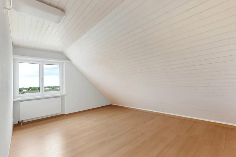 5.5-Zimmer-Dachwohnung mit Cheminée in Bonau (6)