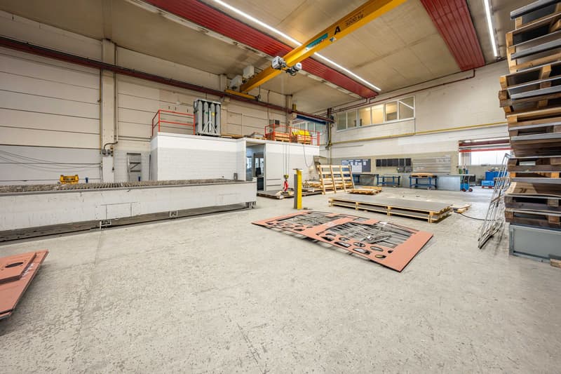 Propriété commerciale et de production avec tracteur de bureau (11)