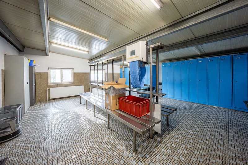Propriété commerciale et de production avec tracteur de bureau (8)