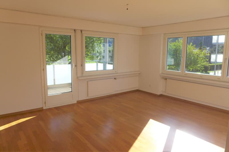 schöne Wohnung mit Blick ins Grüne - absolut ruhige Lage (4)