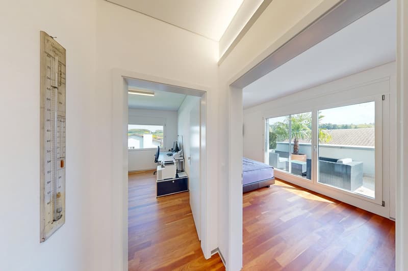 Exklusive 3.5-Zi.-Attikawohnung in Düdingen – Terrasse, 2 Garagen, Topzustand (8)