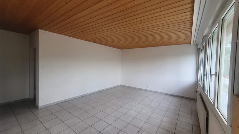 Charming 3.5-room apartment with balcony in Le Locle (4)