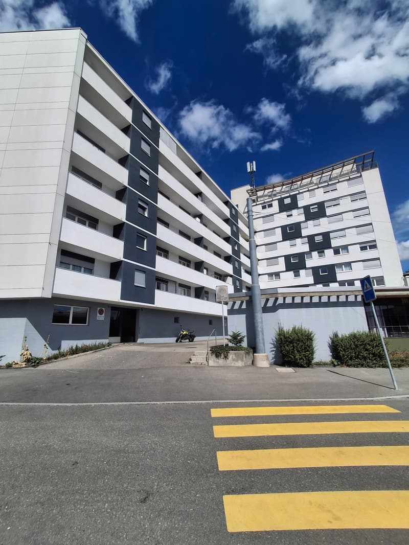 Appartement 2.5 pièces lumineux avec balcon à La Chaux-de-Fonds (1)