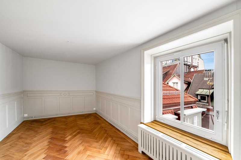 Elegantly renovated old town apartment with balcony – in the heart of St. Gallen (8)