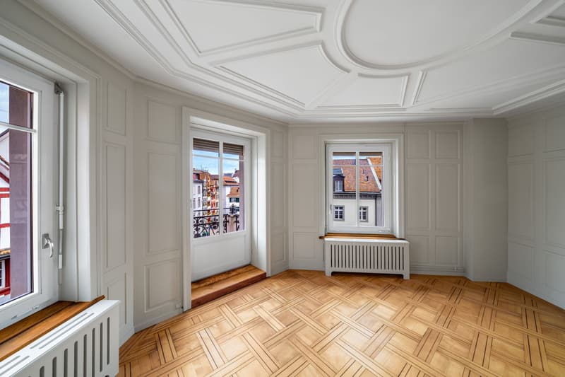 Elegantly renovated old town apartment with balcony – in the heart of St. Gallen (6)