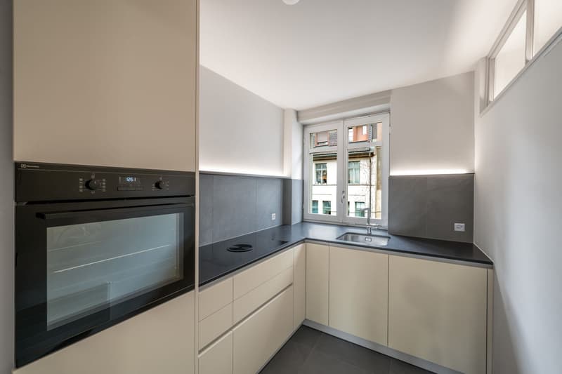 Elegantly renovated old town apartment with balcony – in the heart of St. Gallen (9)