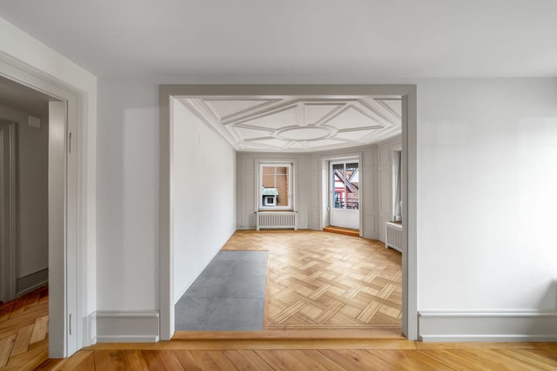 Elegantly renovated old town apartment with balcony – in the heart of St. Gallen (4)