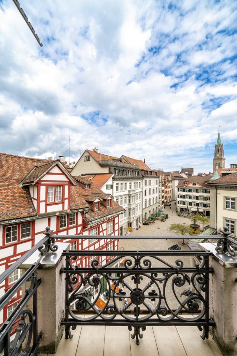 Elegantly renovated old town apartment with balcony – in the heart of St. Gallen (2)