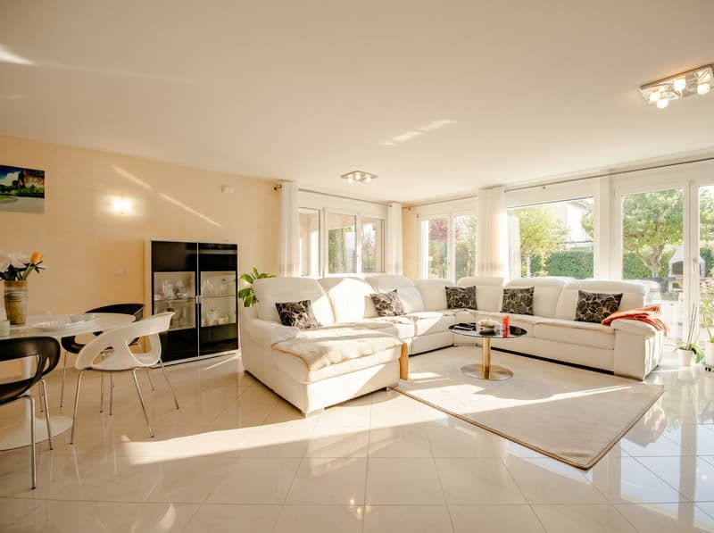 VENDUTA - Casa di 6.5 locali in un quartiere familiare ricercato (2)