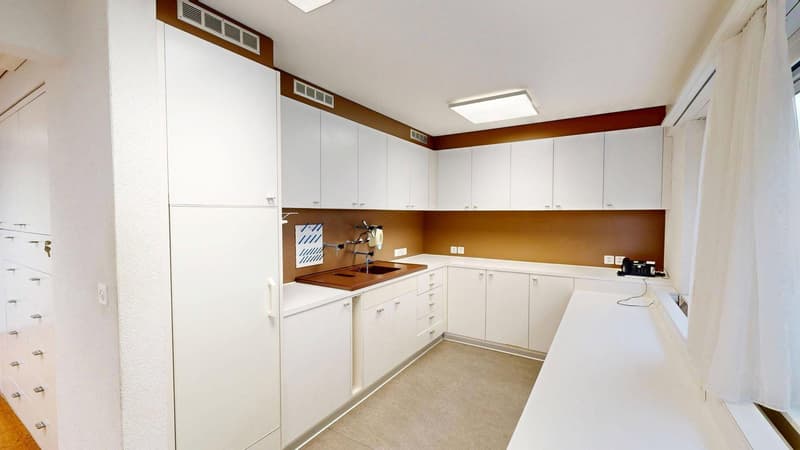 Spazio studio/ufficio luminoso 165 m² con parcheggi a Wünnewil (6)