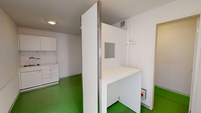 Helle Praxis-/Bürofläche 165 m² mit Parkplätzen in Wünnewil (11)