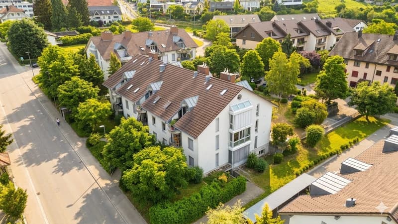 Appartement de 3,5 pièces rénové à Ins avec cuisine et armoires encastrées librement choisies (1)