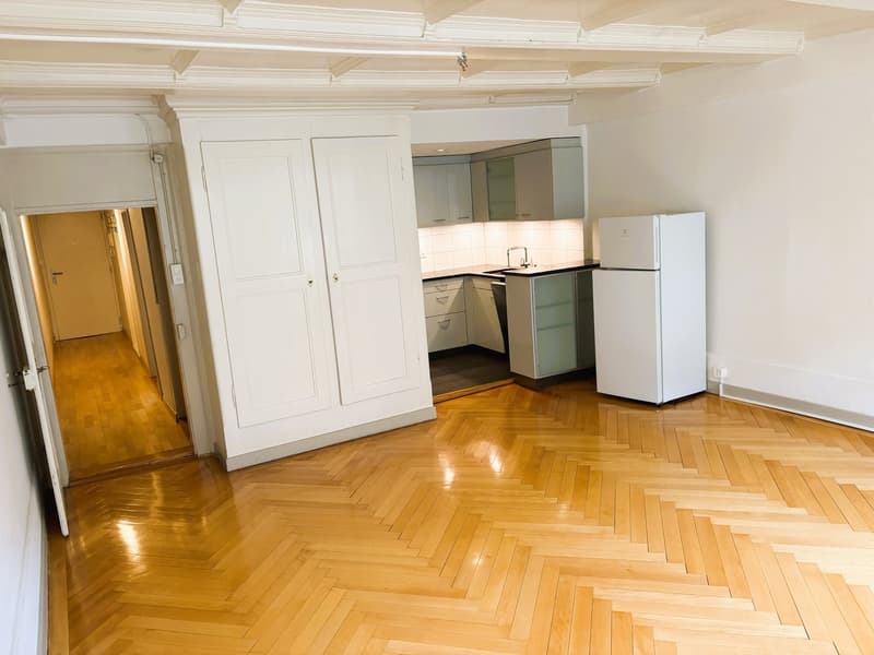 Wohnzimmer mit offener Küche
