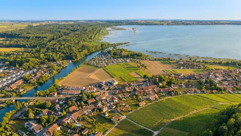 Bauland-Rarität zwischen Weinbergen, See und Broye-Kanal | Rare parcelle à bâtir entre vignobles, lac et canal de la Broye (6)