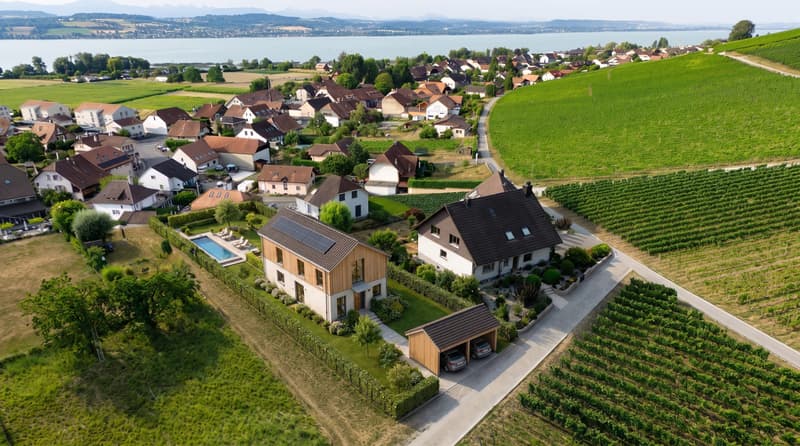 Bauland-Rarität zwischen Weinbergen, See und Broye-Kanal | Rare parcelle à bâtir entre vignobles, lac et canal de la Broye (2)