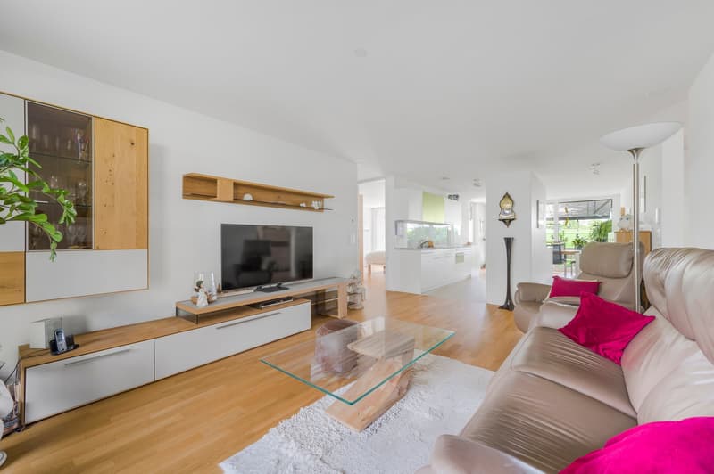 Moderne 4.5-Zimmer-Erdgeschosswohnung mit eigenem Rosengarten (2)