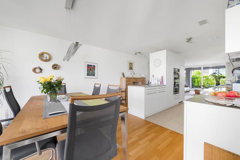 Moderne 4.5-Zimmer-Erdgeschosswohnung mit eigenem Rosengarten (2)