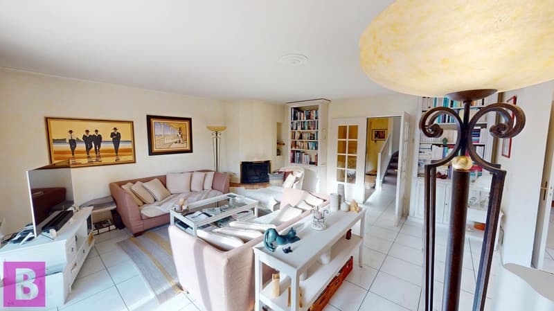 Lumineuse villa familiale avec jardin et double garage (6)